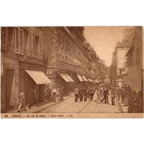 91 BREST. La rue de Siam. Siam street. LL France Postcard - Picture 1 of 2
